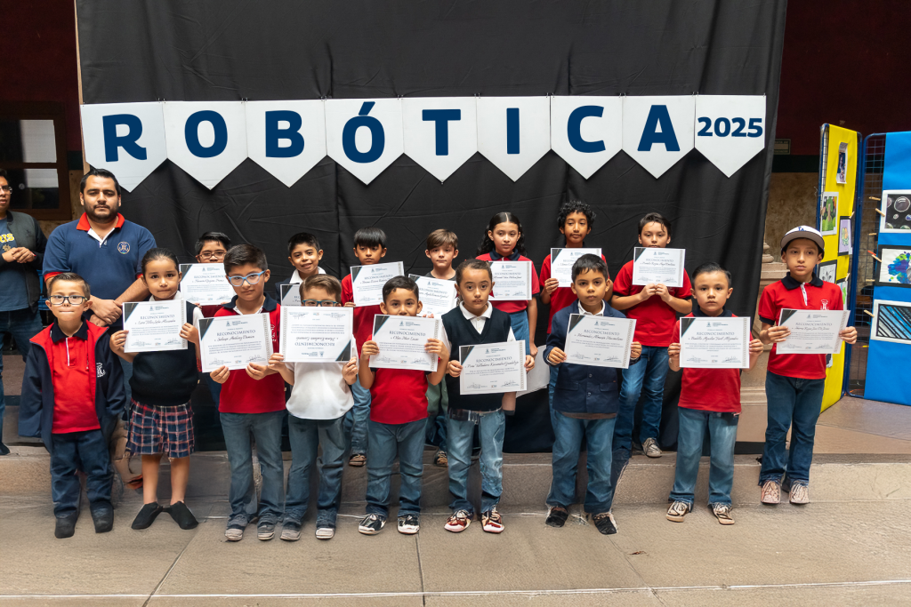 Alumnos del Instituto Potosino celebran su graduación en robótica sosteniendo diplomas con orgullo - Taller de robótica 2025
