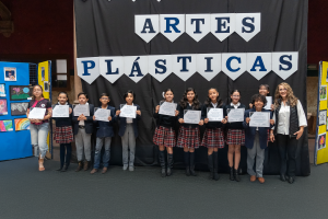 Los talentosos artistas de la exposición de arte infantil Marista muestran sus obras.