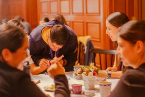 Profesores durante un taller de barreras de aprendizaje. 