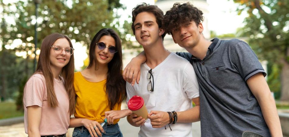 grupo-amigos-pasar-tiempo-juntos-al-aire-libre-parque (1)